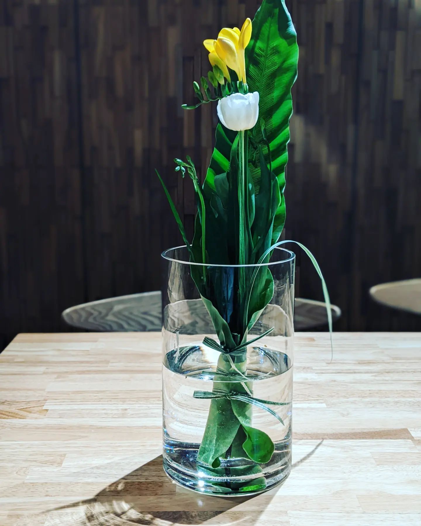 思いがけずお客様からお花をいただきましたフリージアとチューリップが大きな葉に包まれてあって🥰足元も素敵なのでガラスのフラワーベースへ生けてみましたちょっと心がざわつく日々が続くなかお客様の思ってくださるお気持ちとお花から癒やしをいただいてとても嬉しかったですありがとうございます (Instagram)
