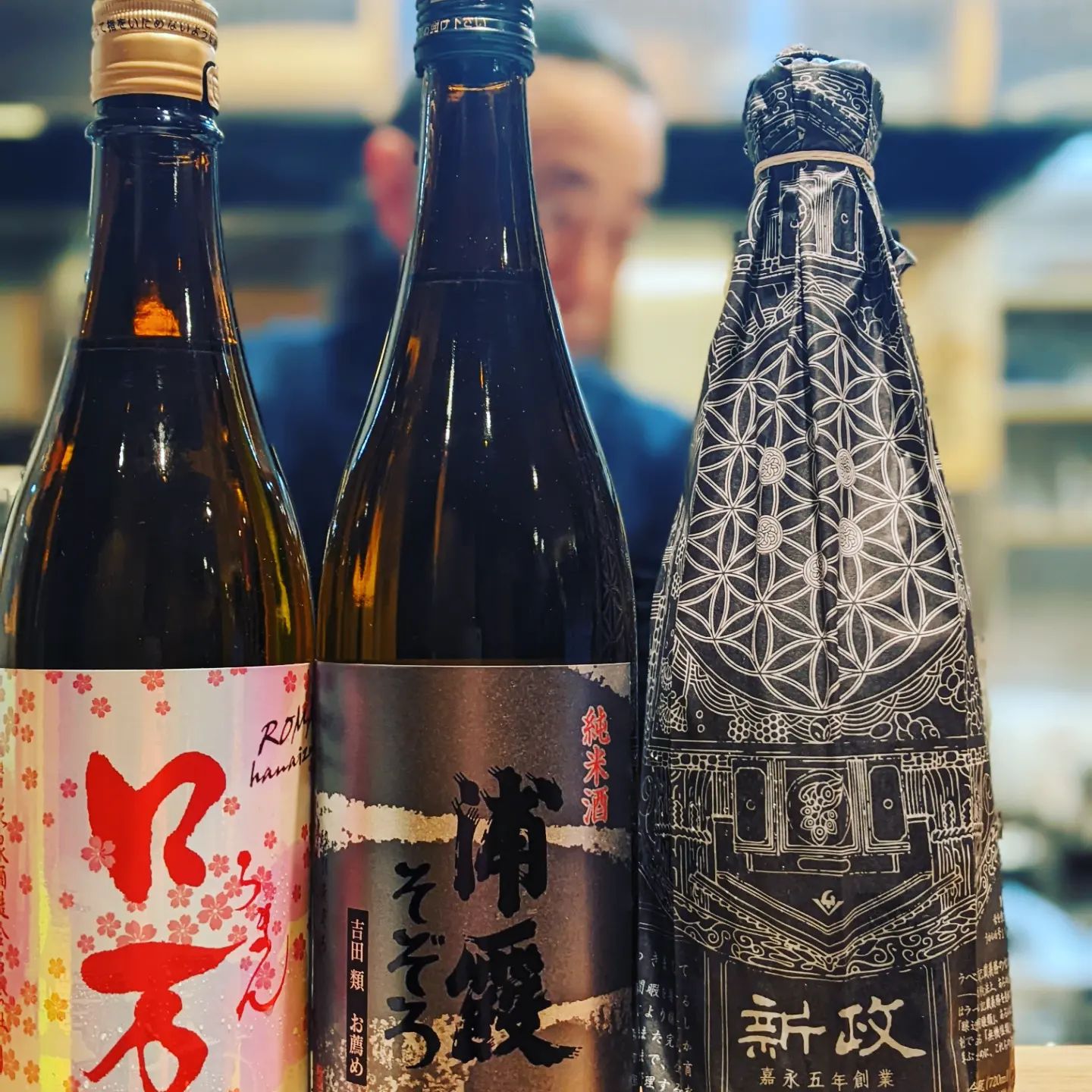 今夜のおすすめ日本酒は、花見ロ万。そして吉田類さんおすすめ浦霞。スッキリと飲みやすい、燗もおすすめです。新政をオススメに書くのは珍しいことですが、こちらは2019年生酛木桶純米です。 (Instagram)